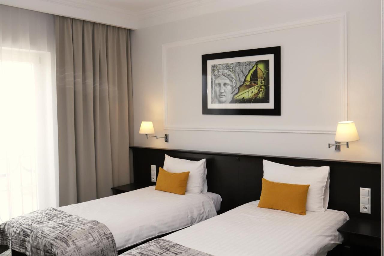Hotel Toscania Wloszakowice Экстерьер фото